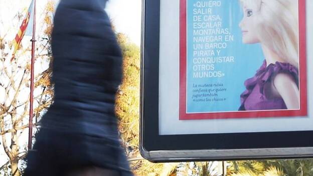 "Barbie" quiere escalar y "madelman" cocinar en una campaña contra el sexismo