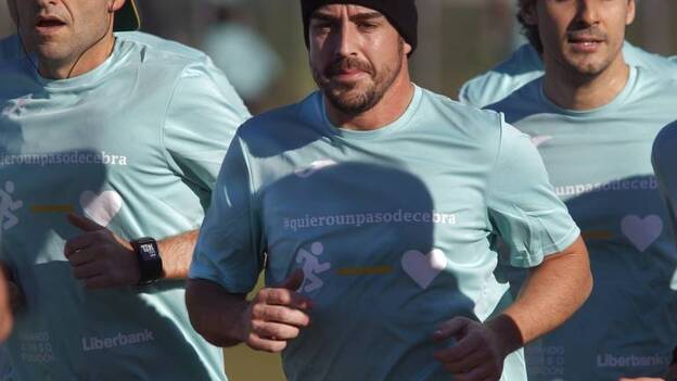 Fernando Alonso corre en su circuito con más de medio millar de aficionados