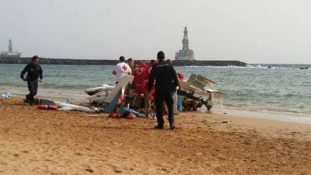 Una avioneta realiza un aterrizaje de emergencia en la playa de Las Teresitas