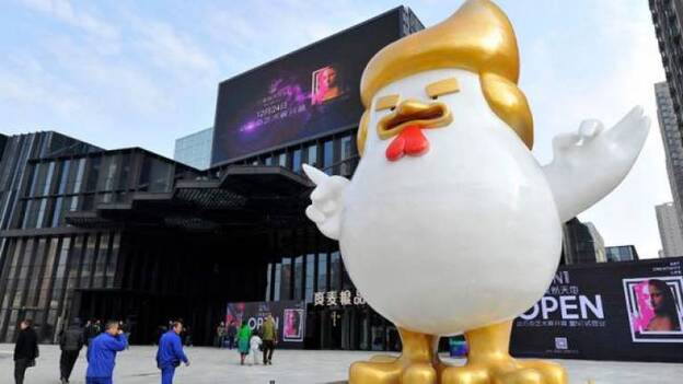 Erigen en China una estatua de un pollo gigante inspirada en Donald Trump