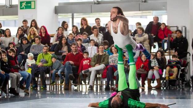 Un espectáculo circense de equilibrismo y malabares abre Actual 2017