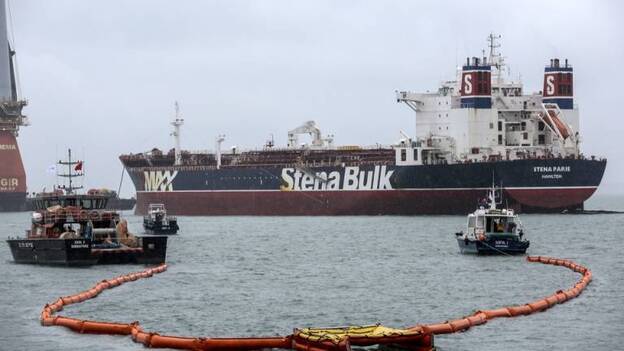 La colisión de dos barcos provocan un vertido de petróleo en Malasia