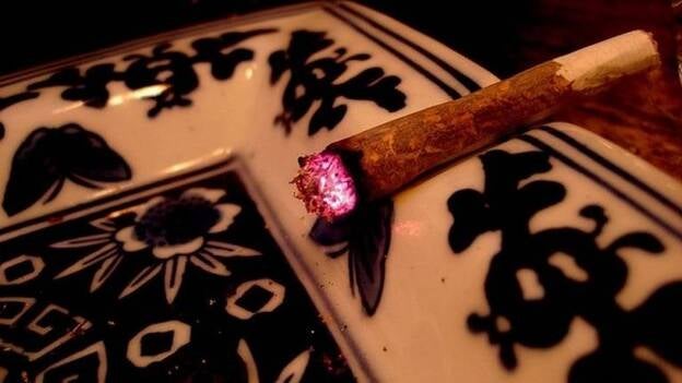 Fumar tabaco de joven aumenta el riesgo de sufrir un ictus, pero la marihuana igual no