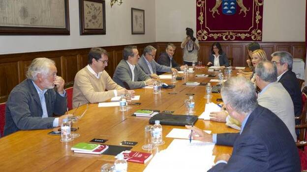 El PSC se une a NC y Podemos para aplazar la ley del suelo