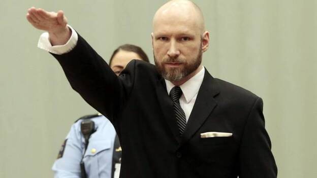 Breivik repite el saludo nazi al inicio del juicio contra el Estado noruego