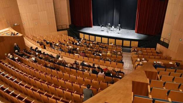 Más presupuesto y sin público