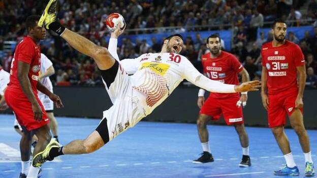 España se acerca a los octavos de final pese a empeñarse en sufrir (21-26)