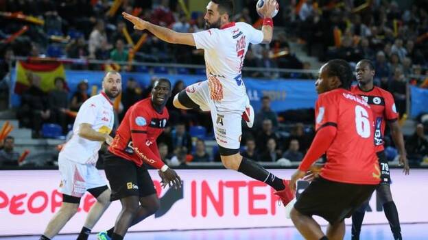 España sella su pase a los octavos de final con una fácil goleada (42-22)