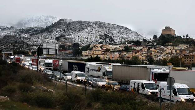 La nieve y las heladas deja cientos de atrapados en las carreteras españolas