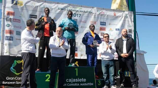 El keniata Mathew Kipsaat gana el Cajasiete Gran Canaria Maratón 2017