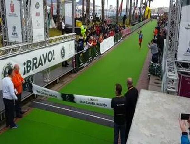 Llegada del canario José Carlos Hernández en la Media Maratón