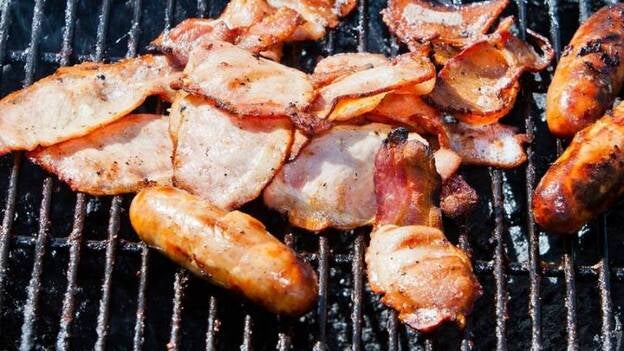 Vinculan la carne asada o a la parrilla a un mayor riesgo de muerte por cáncer de mama