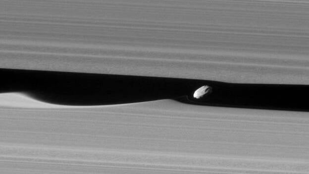 Daphnis, la luna diminuta que ondea los anillos de Saturno