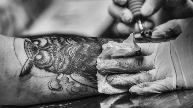 Un estudio alerta de la poca sensibilidad de los tatuadores con la prevención del cáncer de piel