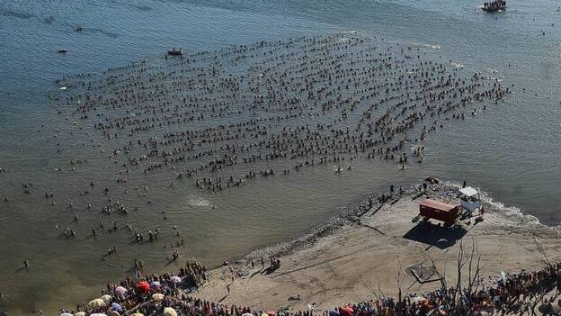 Una localidad argentina bate el Guinness de personas flotando en un lago