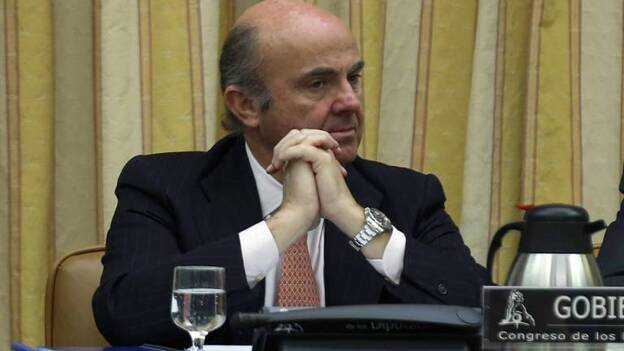 De Guindos ve "elevado" el IPC y anuncia aprobación de Ley de Desindexación