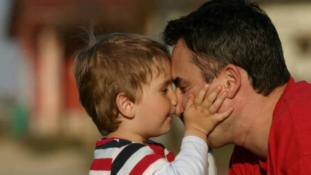 Los padres que se cogen bajas más largas, después se implican más en el cuidado de los hijos