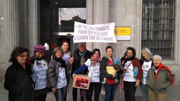 Presentan más de 100.000 firmas para que un niño pueda tener dos madres