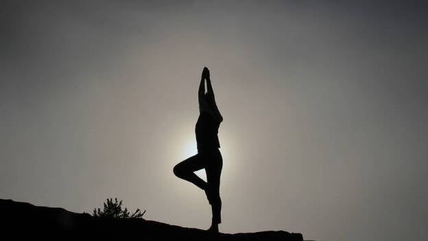 Practicar yoga puede resultar beneficioso para combatir el dolor lumbar