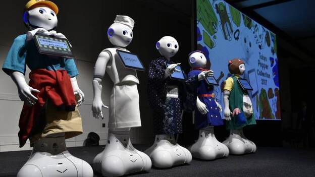 El robot Pepper se sube a la pasarela en Tokio con sus nuevos uniformes