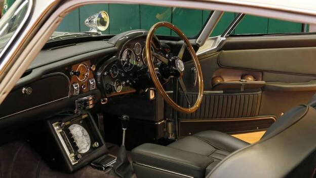 El Aston Martin de James Bond exhibe sus secretos