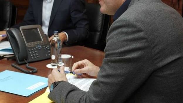 El Gobierno canario apoya la protesta por los retrasos en vía de La Aldea