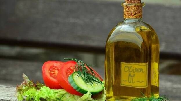 Seguir una dieta mediterránea rica en aceite de oliva virgen mejora las funciones del colesterol bueno