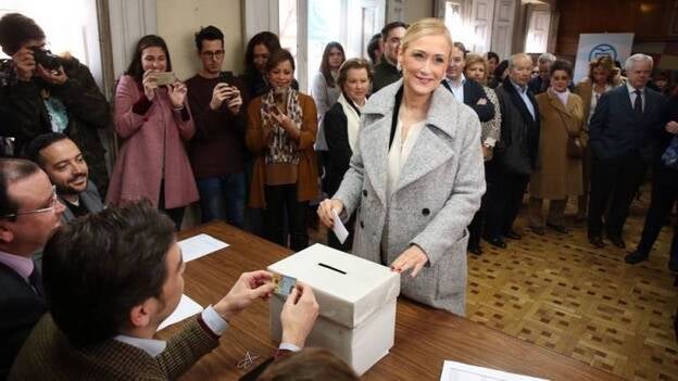 Cifuentes presenta 3.706 avales para presentar su candidatura a liderar el PP de Madrid