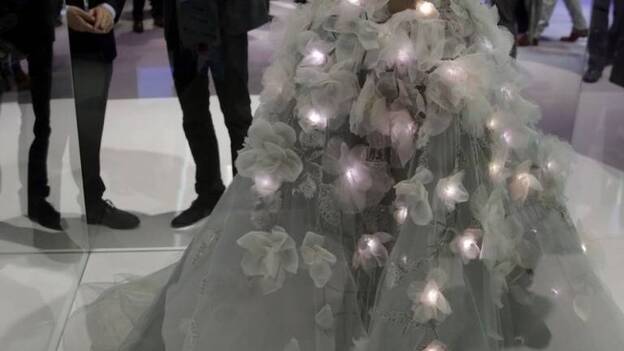 Vestidos de novia cognitivos y focas y vacas conectadas, curiosidades del MWC