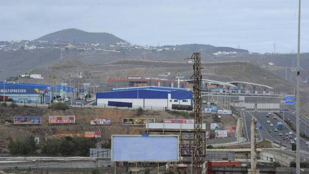 Las vallas siguen junto a la GC-1 pese al ultimátum de Urbanismo