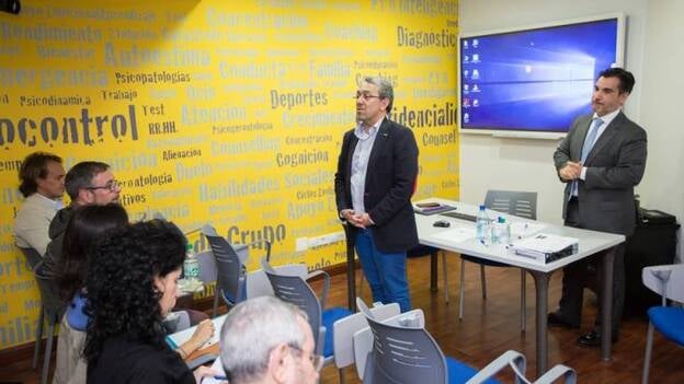El experto en bullying Óscar Cortijo reúne a 30 psicólogos en una charla en el Colegio de Psicólogos de Las Palmas