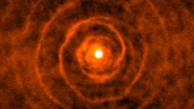 Descifrado el patrón espiral de una peculiar estrella binaria