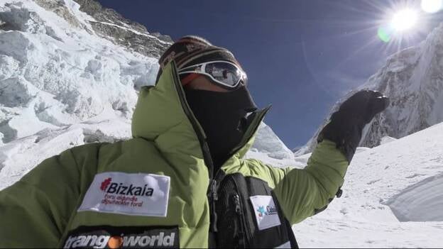 Txikon baja al campo base y renuncia a la cima del Everest