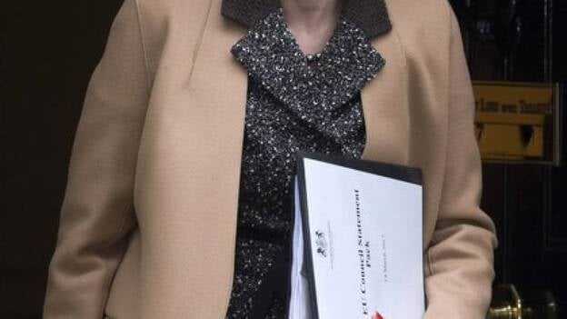 May dice que Isabel II sancionará la ley del "brexit" "en los próximos días"