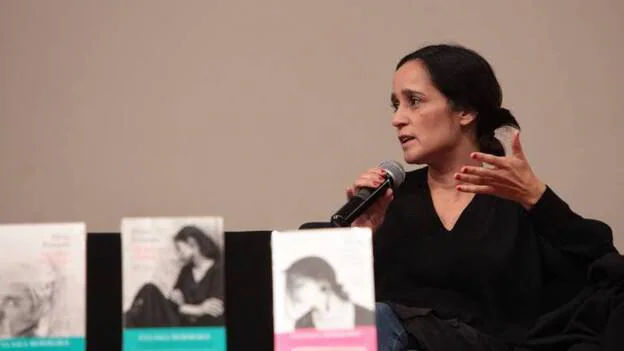 Julieta Venegas: "Libros de Ferrante van 'mucho más allá' de la violencia"