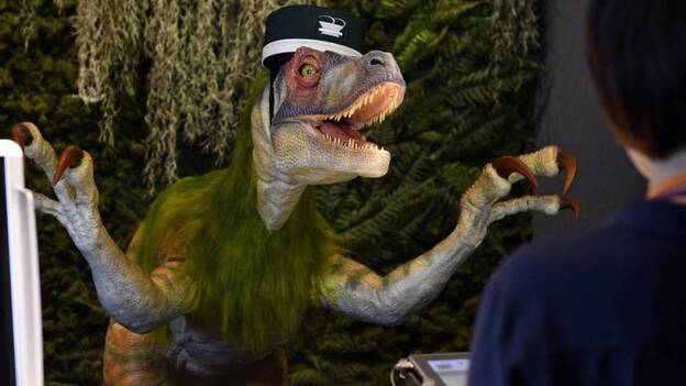 Dinosaurios, recepcionistas del primer hotel de robots en Tokio
