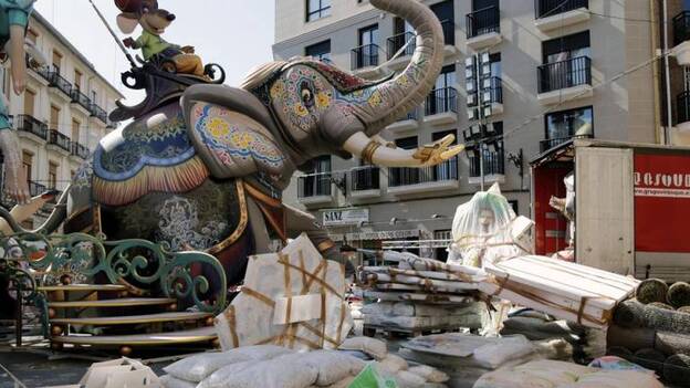Los ninots toman las calles de Valencia