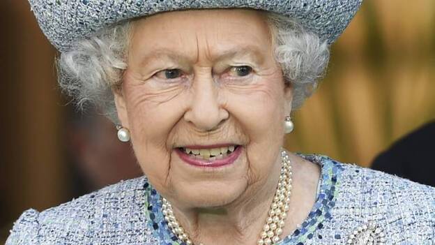 La reina Isabel II firma la ley que autoriza a May a iniciar el proceso del Brexit