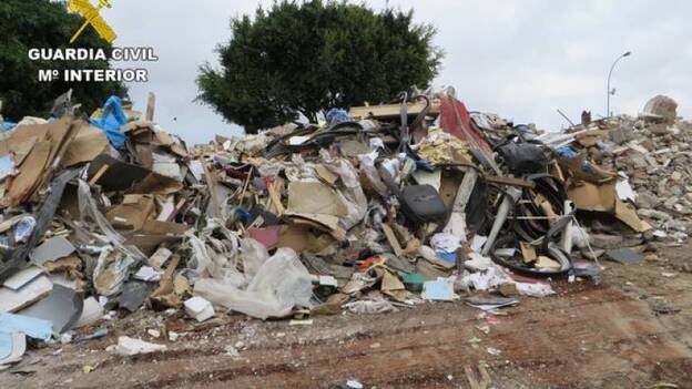 La Guardia Civil cierra un vertedero ilegal en Almatriche