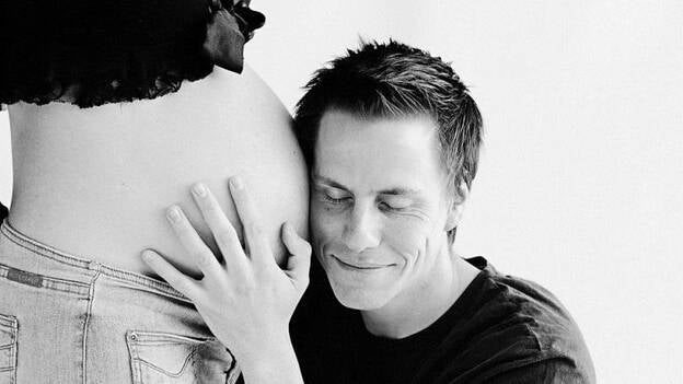 Los hombres pueden experimentar síntomas similares a la mujer durante el primer trimestre de embarazo