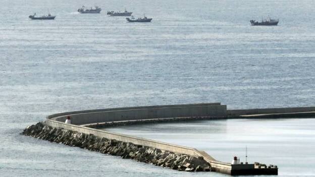La Guardia Civil interroga al capitán, a un oficial y a un marinero del mercante