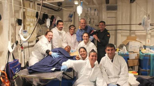 La fragata Canarias llega a Messina con 636 inmigrantes y un bebé nacido a bordo