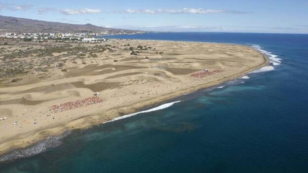 El turismo arrasa dunas y humedales