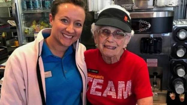 Una mujer de 94 años celebra que lleva 44 trabajando en McDonald's
