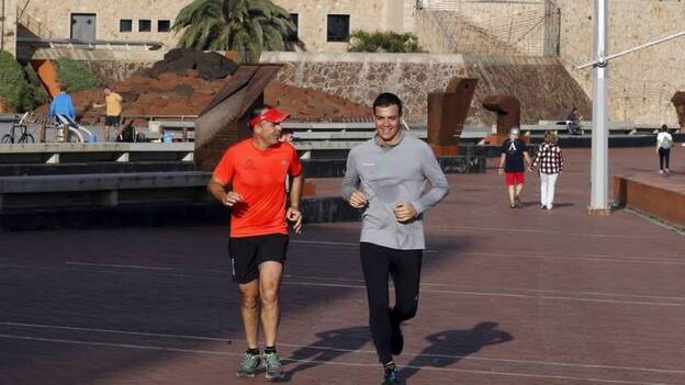 Sánchez corre por Las Canteras entre sus actos de campaña en Canarias