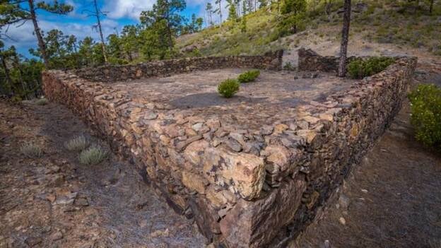 Descansaderos de muertos, cruces e iconos capitalinos