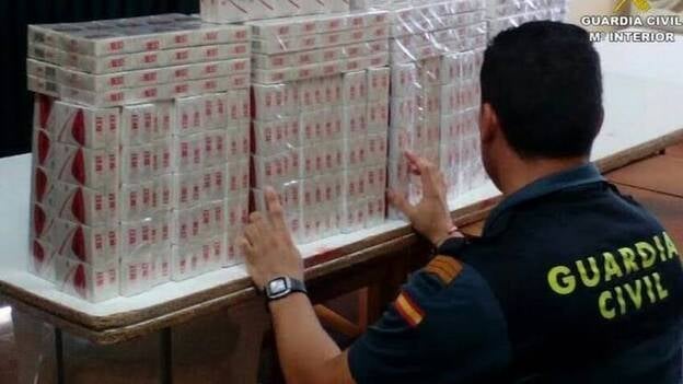 Detenidos 30 miembros de una organización internacional de contrabando de 'marcas blancas' de tabaco