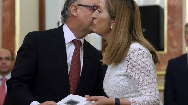 Montoro entrega a Pastor en un 'pendrive' los primeros Presupuestos de la legislatura