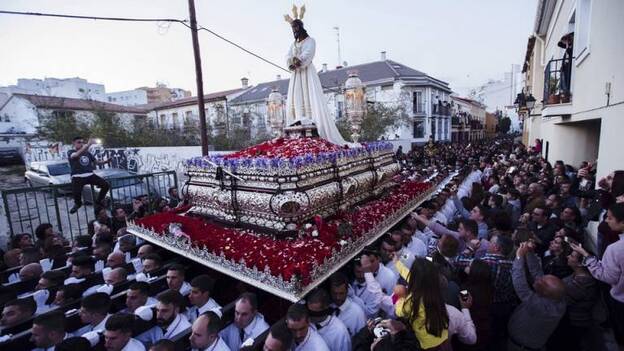 La Policía recaba vídeos para identificar a los autores del incidente al paso de la procesión del Cautivo en Málaga