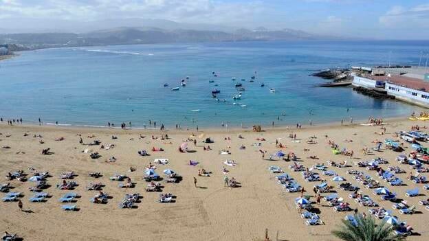 La Regenta inicia una campaña de "bookcrossing" en la playa de Las Canteras